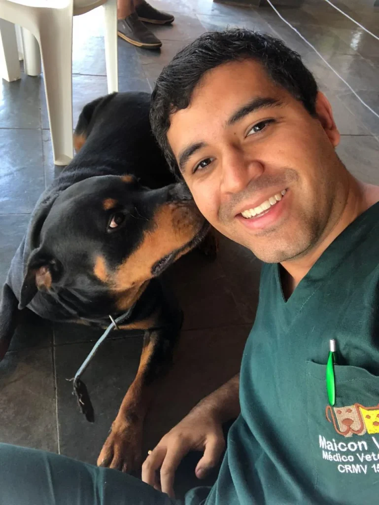 Atendimento veterinário domiciliar de cachorro pelo Dr. Maicon