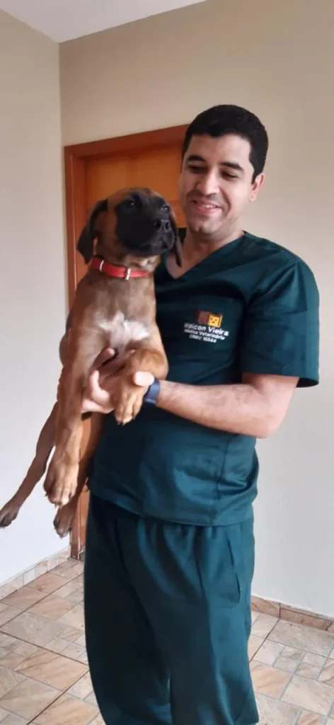 Dr. Maicon Vieira segurando filhote em consulta veterinária domiciliar