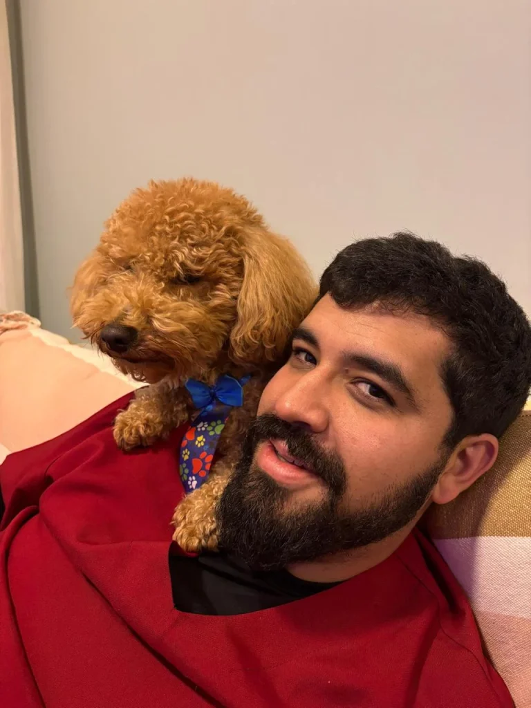 Dr. Maicon Vieira com poodle em consulta veterinária domiciliar