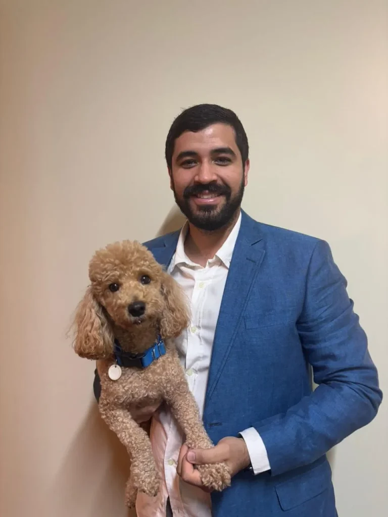 Cão tranquilo em consulta veterinária domiciliar - sem estresse
